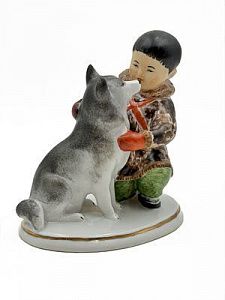 (П) Мальчик-якут с собакой, скульптор С. Б. Велихова, ЛФЗ, 1950-60 гг. Фарфор, роспись. В - 13 ...