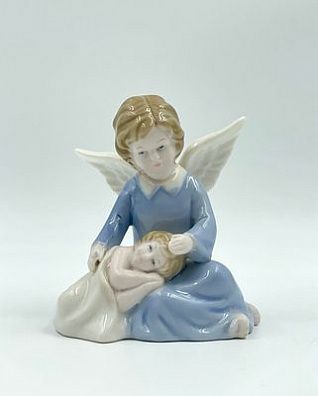 Статуэтка "Сидящий ангел с ребенком". кон. XX в. Фарфор, роспись 10 х 8.5 х 6 см