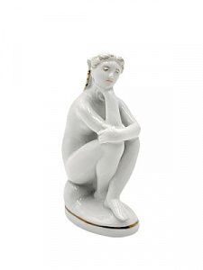 (П) Статуэтка «На пляже». ЛФЗ, скульптор Гендельман Е. А.1950-60 гг. Фарфор, золочение. В - 12 см