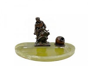 (П) [Венская бронза] Хотка Антон (Anton Chotka, 1875–1947) - Чернильница "Моряк за штурвалом". ...