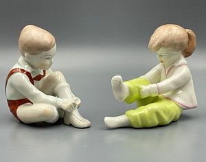 (П) Парные статуэтки "Счастливое детство". Будапешт, 1960-1970е гг. Фарфор, роспись. В - 12 см