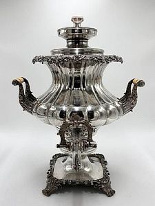 (М) Самовар. Вторая половина XIX в. Медь, выколотка, литье, чеканка, серебрение, кость. Пецъ ...