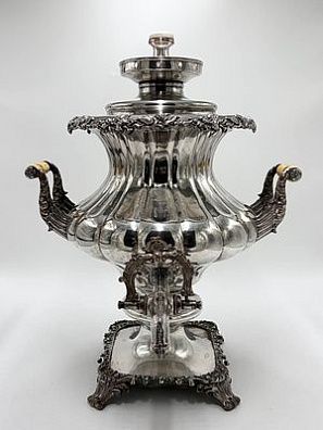 (М) Самовар. Вторая половина XIX в. Медь, выколотка, литье, чеканка, серебрение, кость. Пецъ ...
