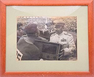 (П)* Фотография "Буденый вручает радио победителю соревнований". 1950-1960 е гг. Фотография, ...