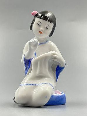 (П) Статуэтка «Китаянка» (Вышивальщица), скульптор Г. С. Столбова, ЛФЗ, 1950-60 гг.