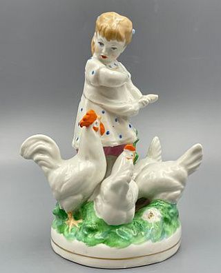 (П) Статуэтка «Девочка с курами», скульптор Н. А. Малышева, Дулево, 1957 г.