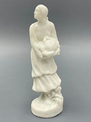 Скульптура Женщина с капустой, Н. Я. Данько, ЛФЗ, конец 1930-х годов.