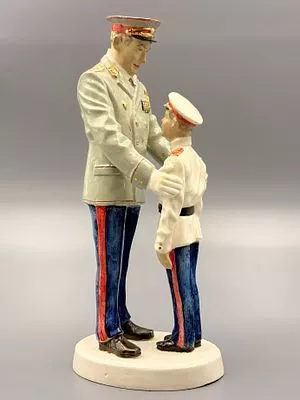 (П) Статуэтка по сцене фильма Офицеры, Родион Артамонов, XXI в. Фарфор, роспись
