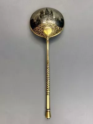 (П) Ложка серебряная с видом храма Василия Блаженного. 1881 г.