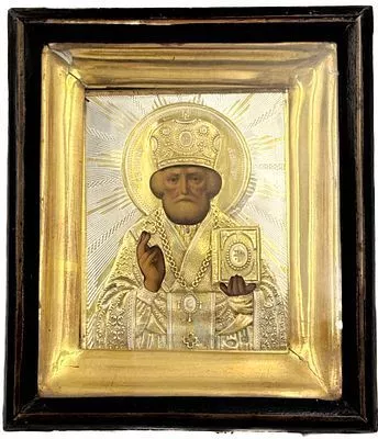 (П) Икона Николай Угодник в серебряном окладе и киоте, конец XIX - начало XX вв. Дерево, ...