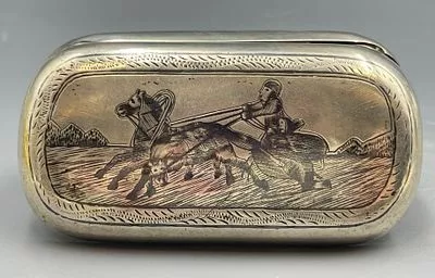 (П) Табакерка именная с двойкой лошадей. Россия. Середина XIX в. Серебро, чеканка, гравировка 9 ...