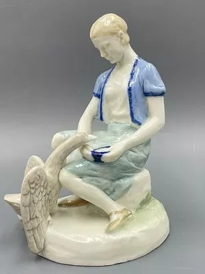 Девочка, кормящая гуся. ЛФЗ. 1930-е гг.