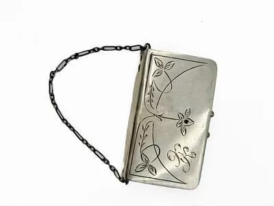 (П) Дамский кошелек с цепочкой. 1900-е гг. Серебро, гравировка. 4,7 х 8,2 х 2 см Вес: 64,5 гр ...