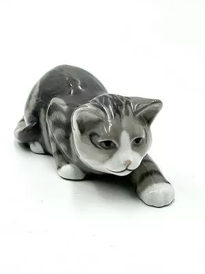 (П) Крадущийся кот. Датская королевская фарфоровая мануфактура. XX век. Фарфор, глазурь. 5.5 х ...