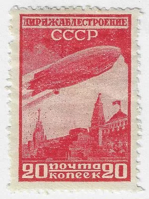 1931. Май - июнь. Дирижаблестроение. Дирижабль над Красной площадью в Москве