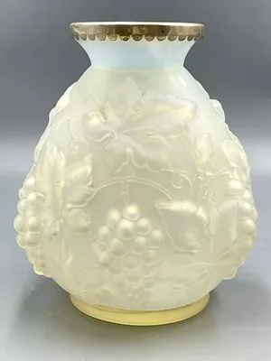 (П) Ваза в стиле Лалик (Lalique), 1930-е гг. Стекло (Lalique), серебряное горлышко в - 25,5 см ...