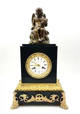 (П) Часы каминные с фигурой путти с бюстом. Кон. XIX - нач. XX в. 50 х 28 х 20 см Камень, ...