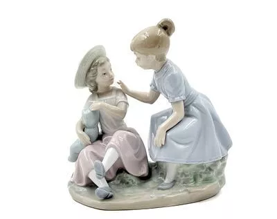 (П) Фарфоровая статуэтка Девочки с куклой. Испания, Lladro. XX в. Фарфор, роспись подглазурная. ...