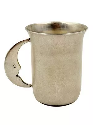 (П) Чарка серебряная с ручкой в виде месяца. 1900-е гг. Серебро, 84 проба, 56 грамм в. 6 см