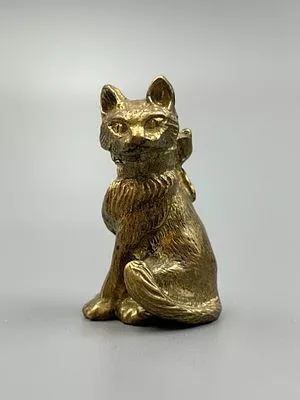 (П) Кот сидящий с бантиком, кон. XIX — нач. XX вв. Бронза, Высота - 3 см.