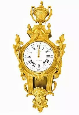 (М) Часы настенные. Франция. XVIII в. Бронза, золочение, чеканка. 93 см КЛЕЙМА : на циферблате ...
