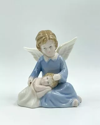 Статуэтка "Сидящий ангел с ребенком". кон. XX в. Фарфор, роспись 10 х 8.5 х 6 см